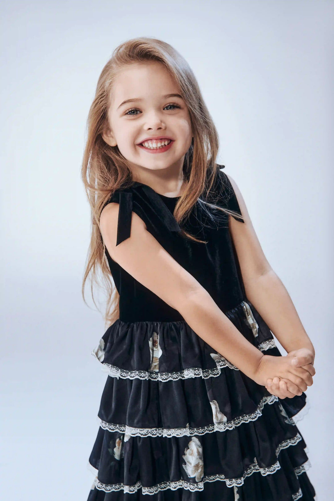 Ava no sleeves, children’s dress made of velvet and black satin with a floral print