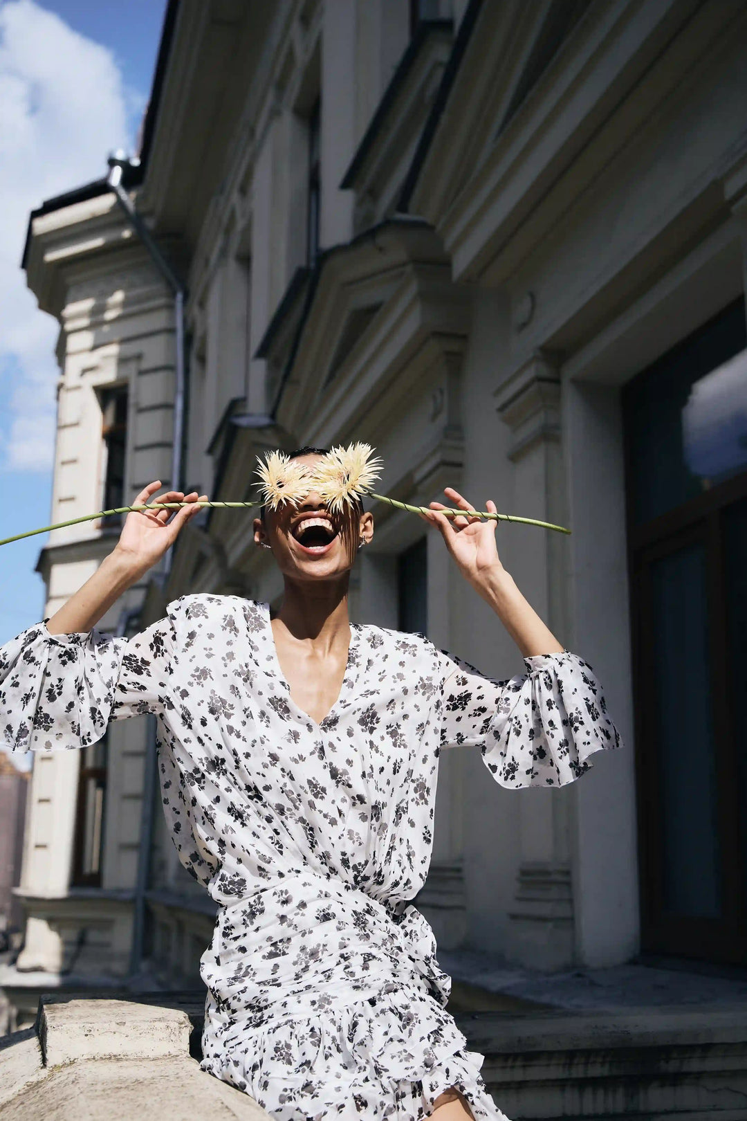 Mira, mini dress made of ivory chiffon with floral print and a rose