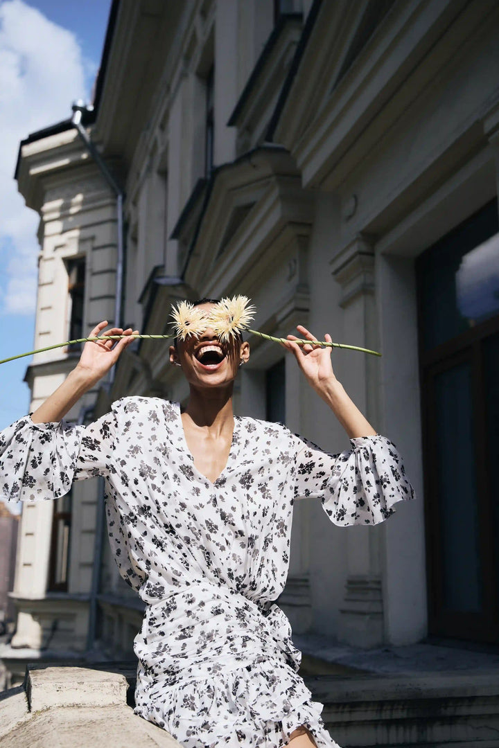 Mira, mini dress made of ivory chiffon with floral print and a rose