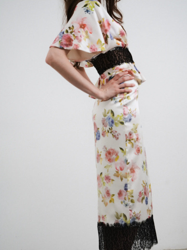 Yasmin, blouse in black satin with a floral print