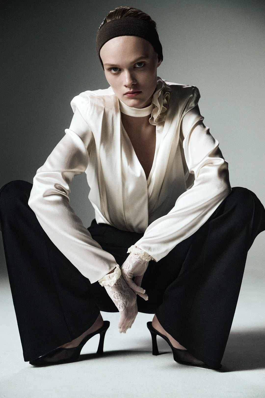 Jasmine top, top with long sleeves and a choker made of ivory satin