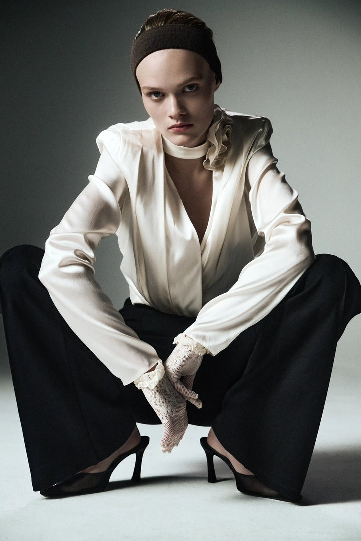 Jasmine top, top with long sleeves and a choker made of ivory satin
