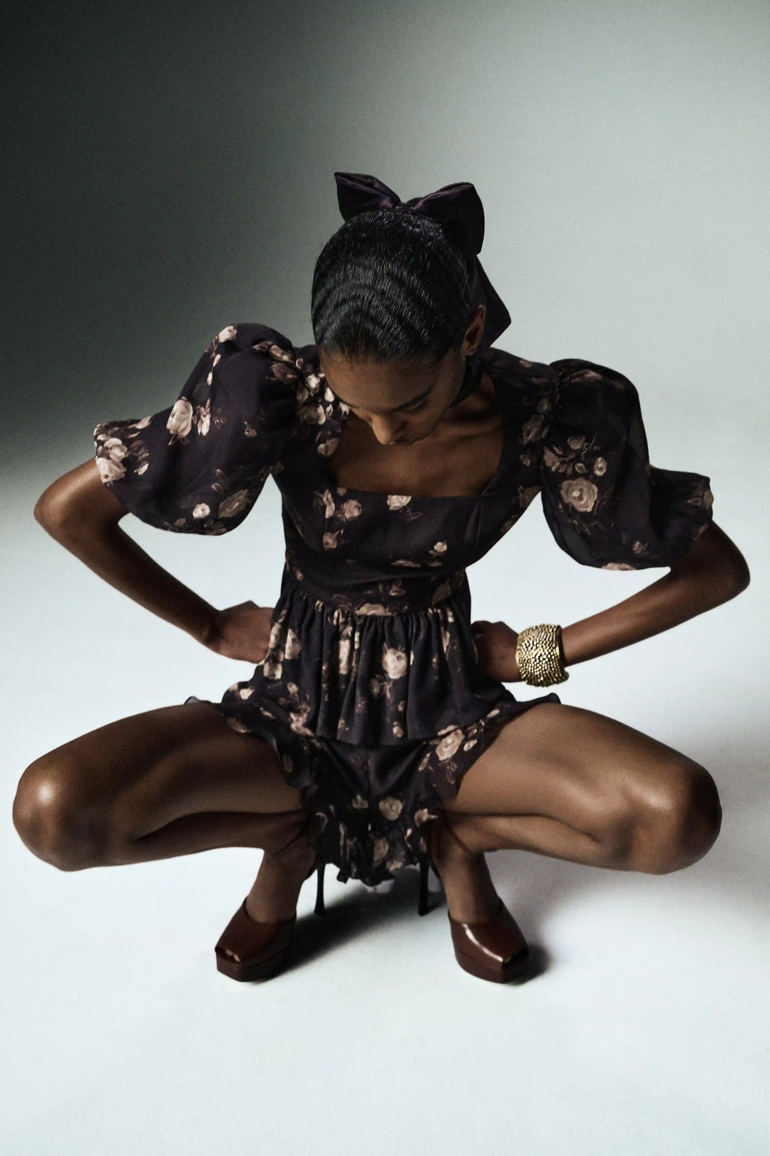 Audrie, mini shorts with ruffles made of chocolate crepe de chine with floral print