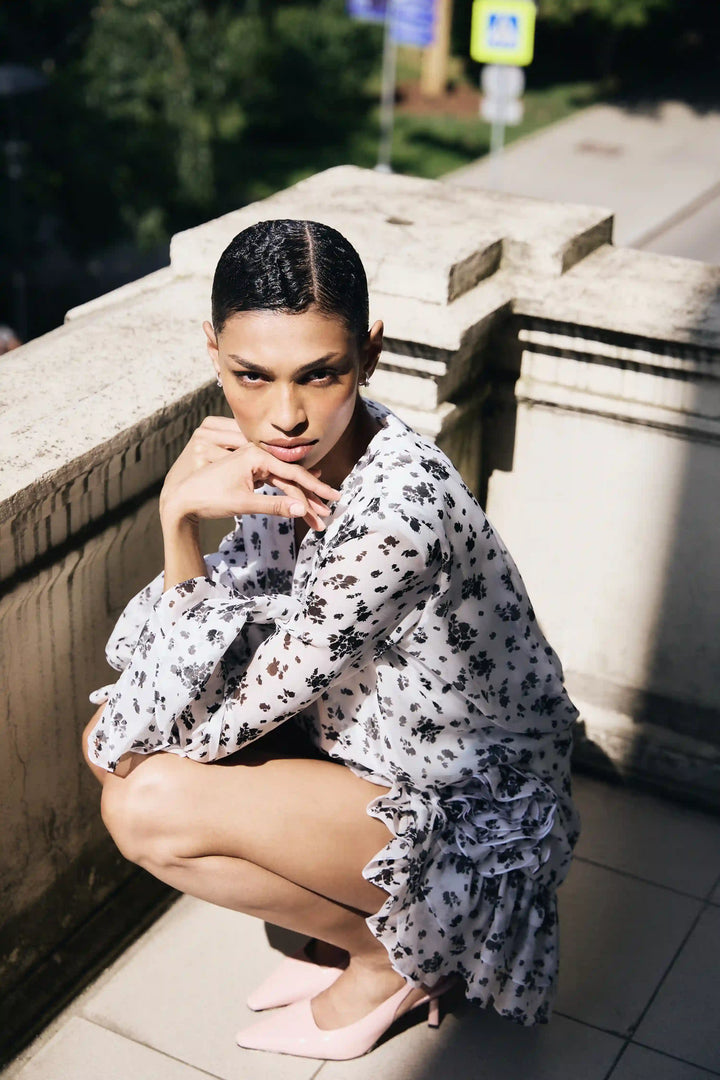 Mira, mini dress made of ivory chiffon with floral print and a rose