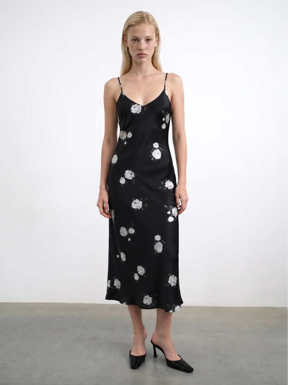 Cecil midi, black satin midi dress with floral print