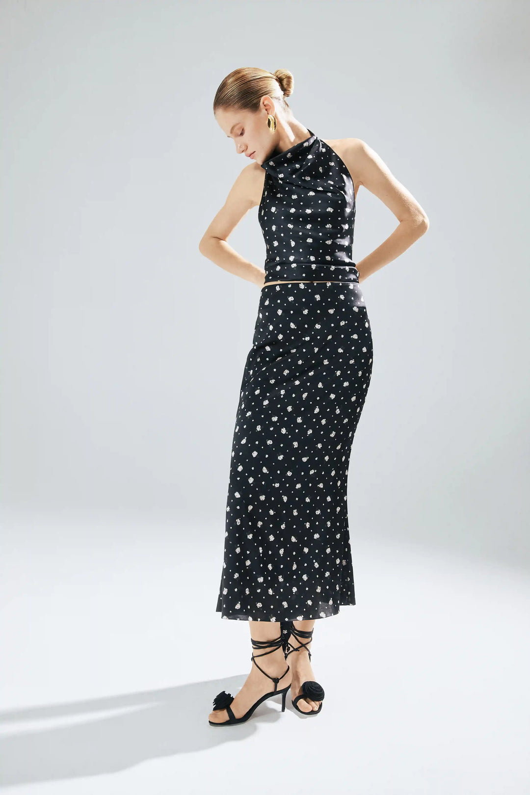 Eliana, top made of black satin with small floral print