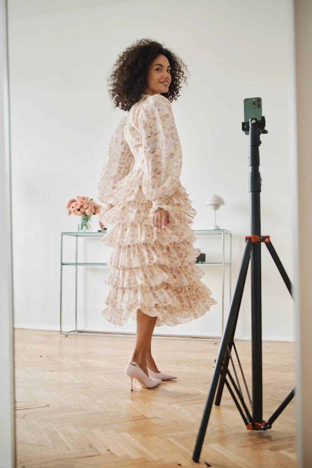 Valerie midi, midi dress made of yellow chiffon with small light pink flowers