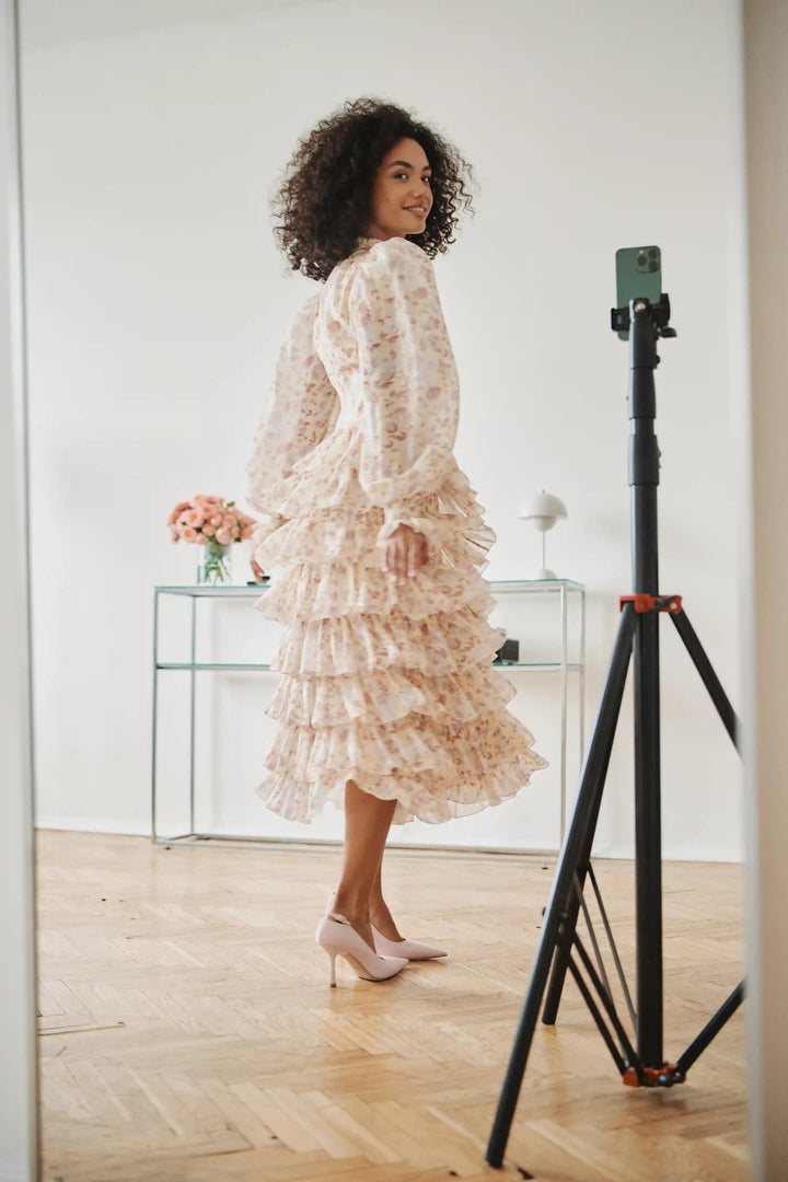 Valerie midi, midi dress made of yellow chiffon with small light pink flowers
